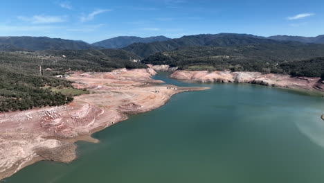 Vista-Aérea-Alta-Que-Establece-El-Pantano-Del-Embalse-De-Agua-Sau,-Sequía-Severa