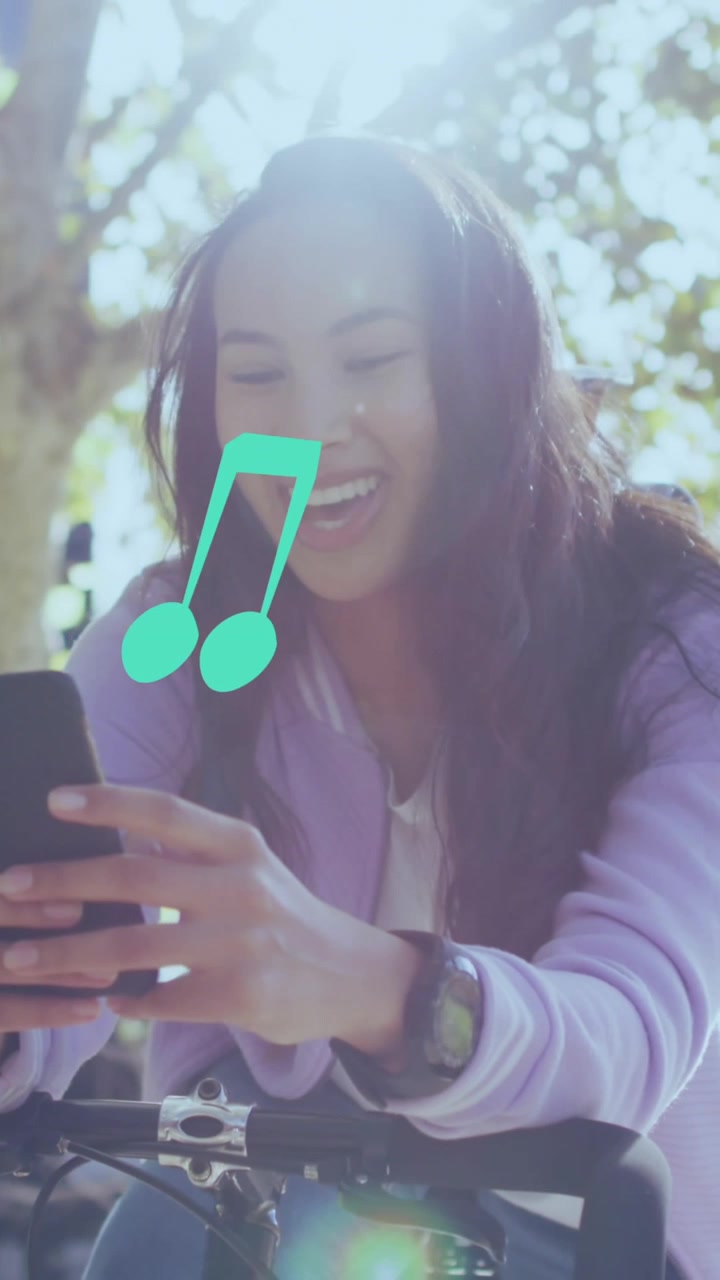 Animazione di note su una donna che usa lo smartphone
