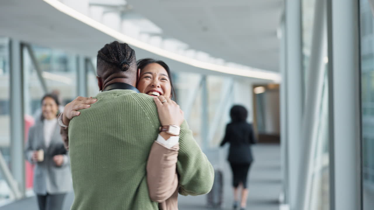 abrazo, emocionado y una pareja en el aeropuerto