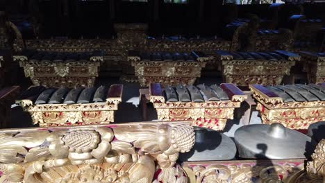 orquesta de gamelan de bali, instrumentos musicales expuestos por el conjunto de gong gede, herencia musical tradicional asiática, indonesia