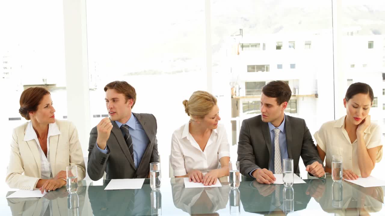 점수 를 논의 하는 인터뷰 패널