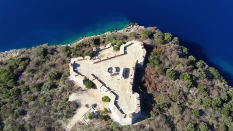 la fortaleza de porto palermo se caracteriza por su impresionante forma triangular