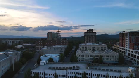 Antena-Sobre-El-Centro-De-Asheville,-Carolina-Del-Norte-Al-Atardecer