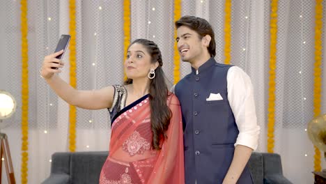 pareja india dando los mejores deseos en videollamada