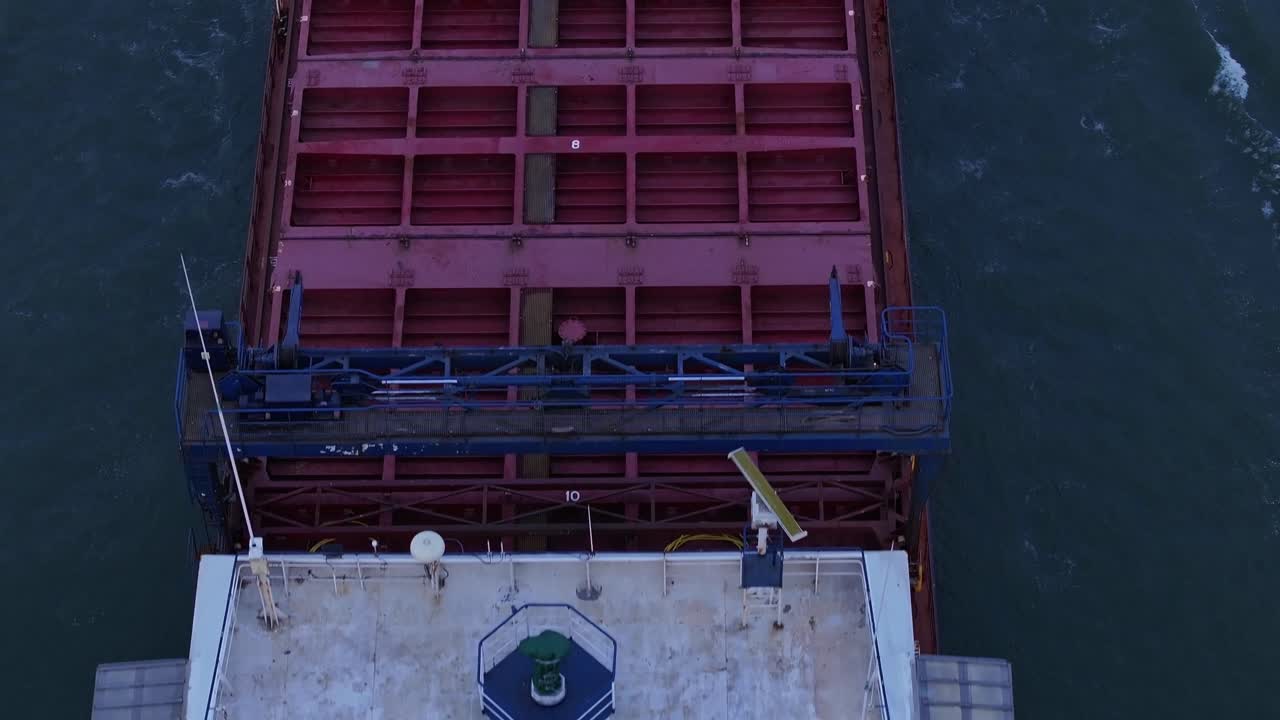 네덜란드의 드레흐트 (zwijndrecht) 에서 강을 따라 이동하는 릭스 유니언 화물선을 포착한 클로즈업.