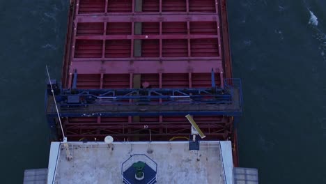 una toma de primer plano capturando el buque de carga rix union mientras se mueve a lo largo del río en zwijndrecht, países bajos