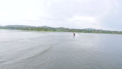 Un-Hombre-Se-Tira-Boca-Abajo-Por-Un-Tobogán-De-Agua-épico-En-El-Río-Nilo-Y-Se-Desliza-A-Lo-Largo-Del-Agua-En-Una-Tabla-De-Bodyboard