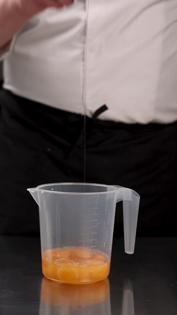 요리사 가 베이킹 을 위해 달 을 준비 하고 있다