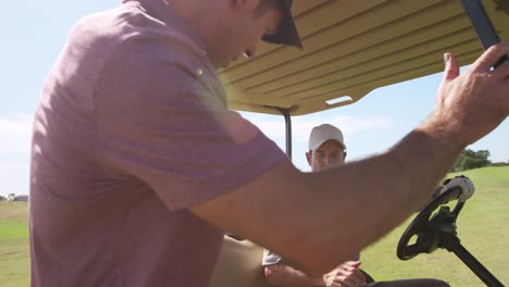 golfistas caucásicos en un coche de golf