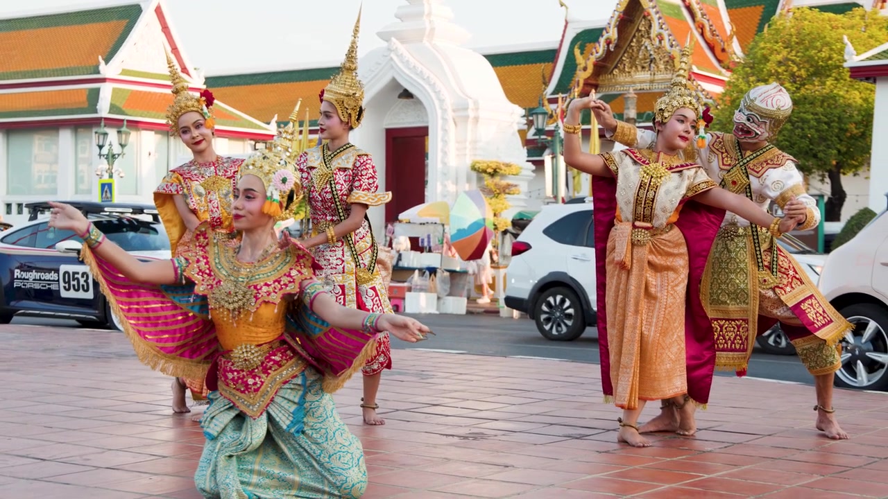 Penari Khon dengan Kostum Megah Berpose di Depan Kuil Thailand