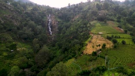 Luftaufnahme-Von-Teeplantagen-Und-Wasserfall-Im-Hintergrund---Ella-Sri-Lanka