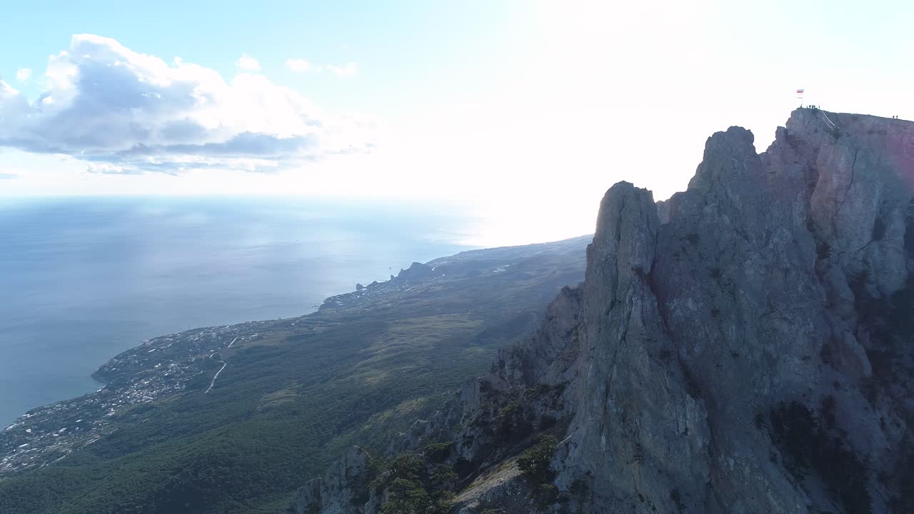 바다를 볼 수 있는 웅장한 산꼭대기