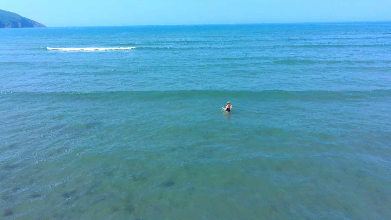 파도를 통해 점프하는 어린 소녀