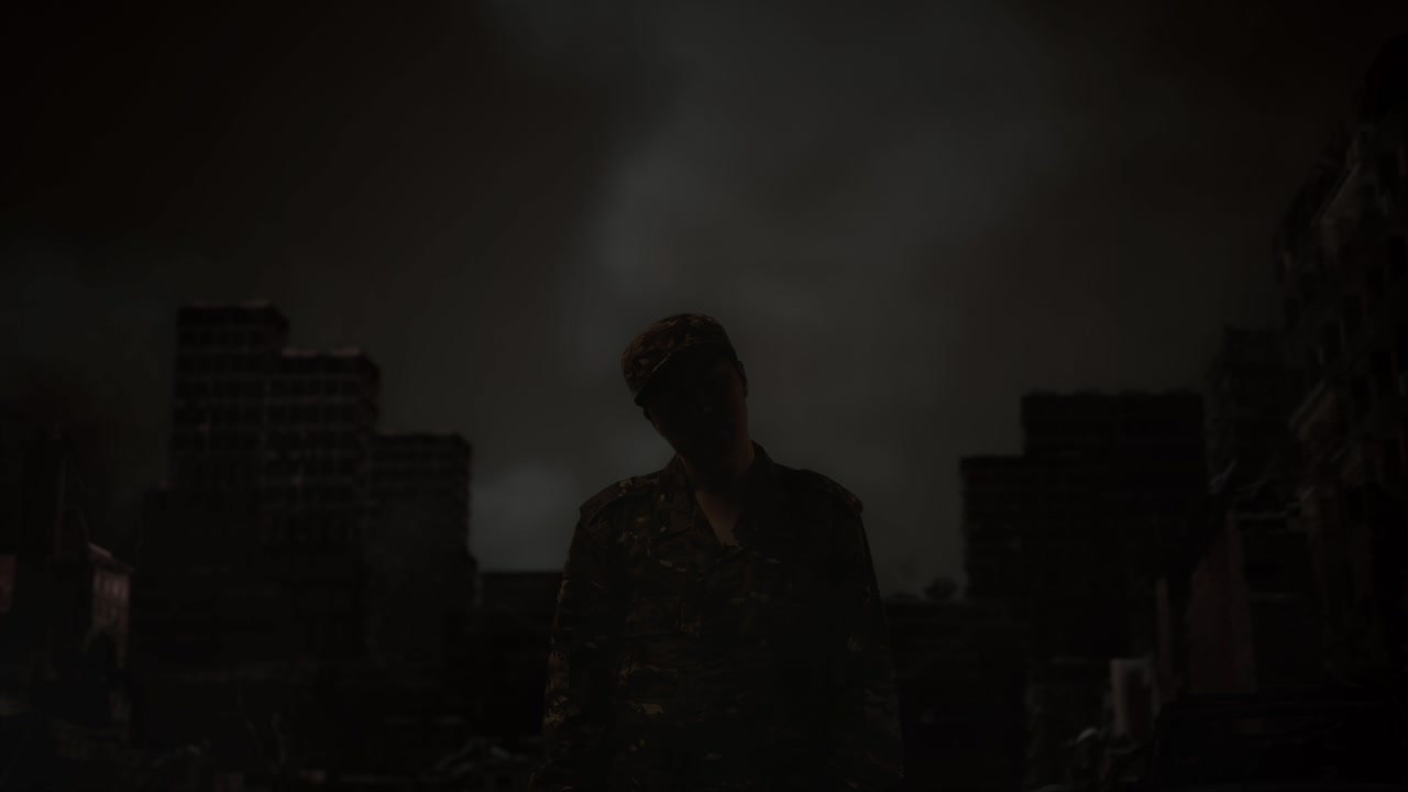 soldado masculino asiático sacudiendo la cabeza mientras estaba de pie en medio de una ciudad en ruinas después de una guerra