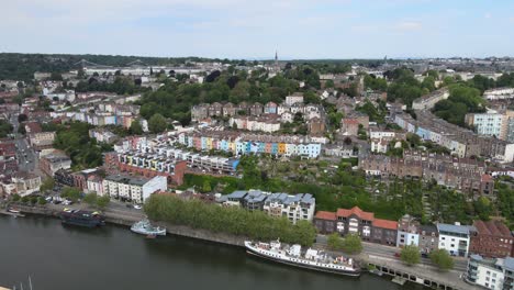 Bristol-City-Uk-Fila-Frente-Al-Mar-De-Coloridas-Casas-Imágenes-Aéreas-4k