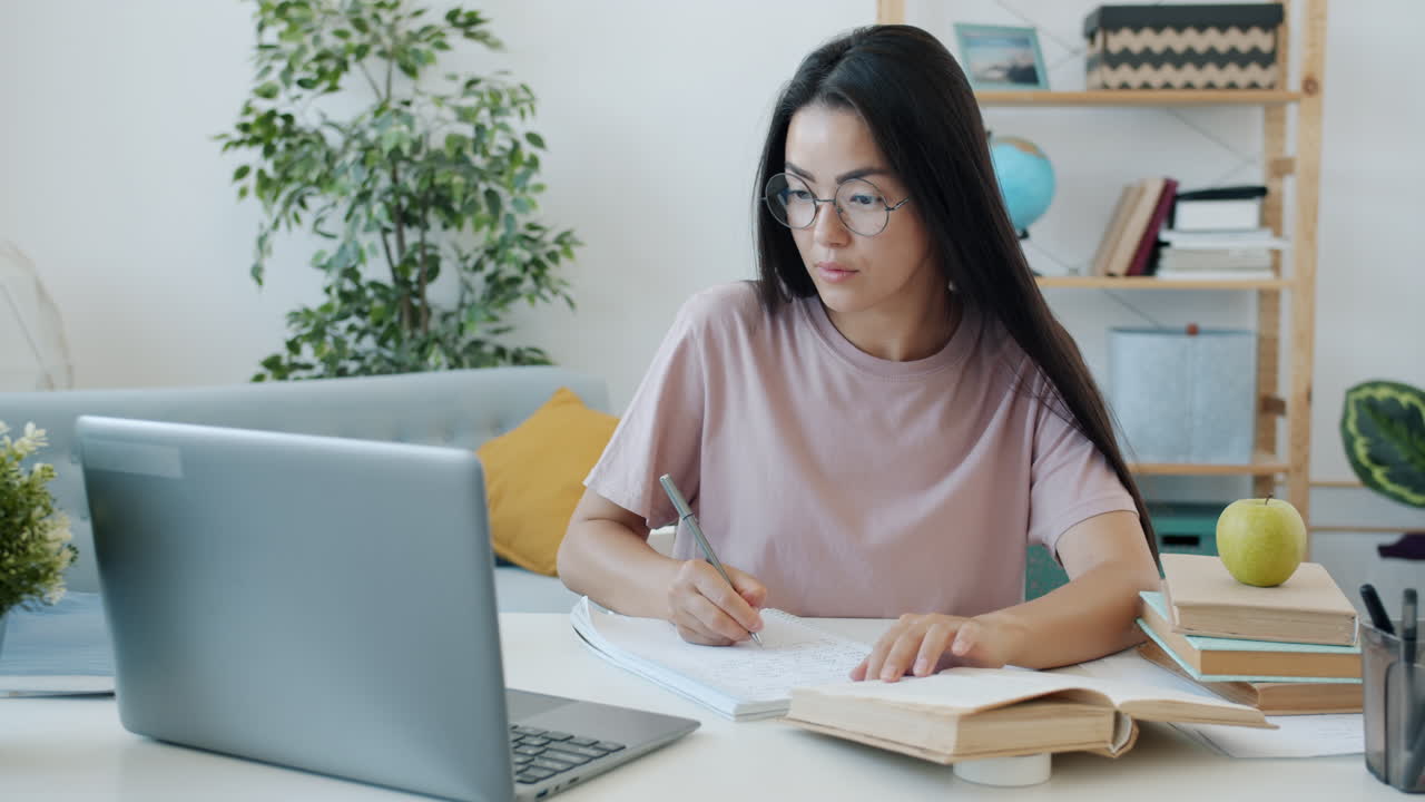 mujer estudiando en casa con una computadora portátil
