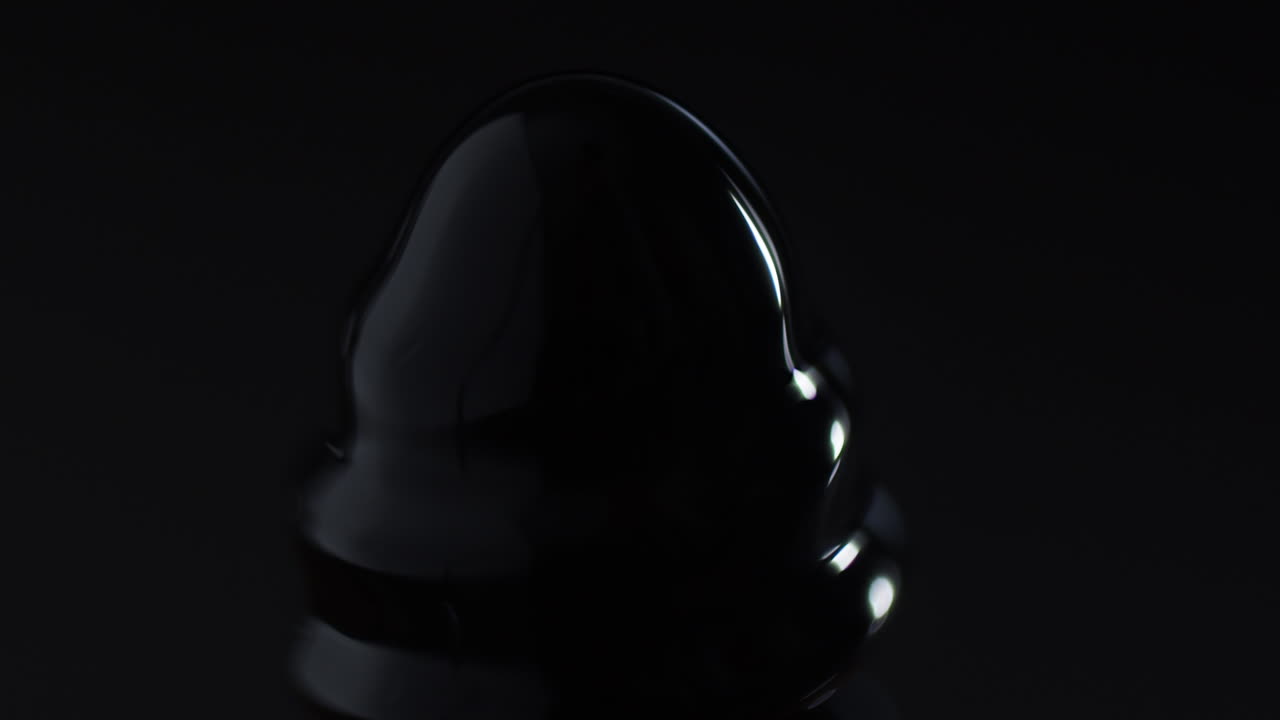 나사에 떨어지는 어두운 액체