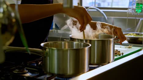 chef preparando comida en la cocina en el restaurante 4k