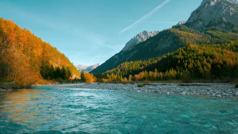 Österreichische-Alpen-Bergfluss-Rissach-Im-Spätsommer