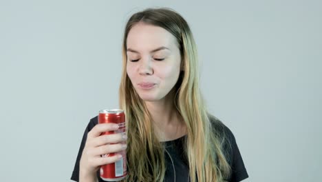 mujer bebiendo refresco
