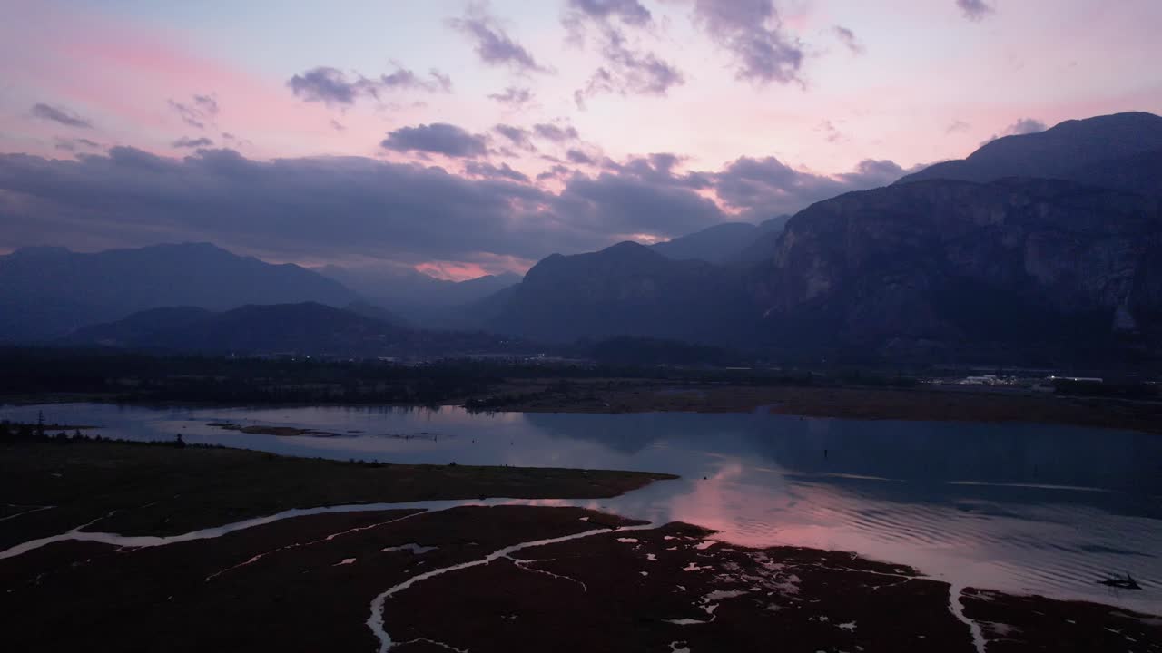 escénica puesta de sol natural aérea en el área de conservación restringida del río squamish, vista panorámica de las montañas con un cielo colorido