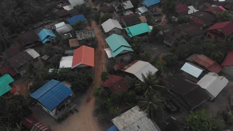 Vista-Aérea-Del-Pequeño-Pueblo-En-Kong-Lor-Cava-Laos,-Drone