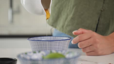 agregar miel a un plato mientras se cocina
