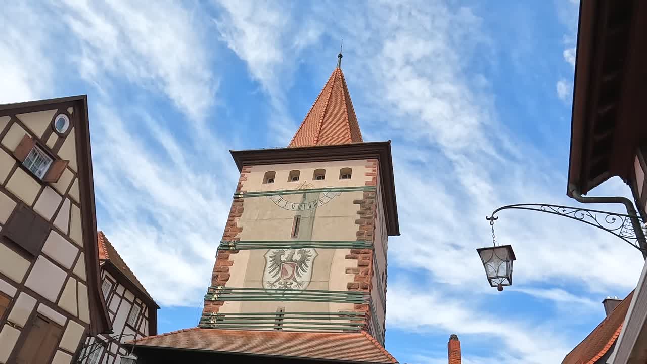 Edifici e torri storiche in una città europea
