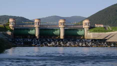 lapso de tiempo de agua que fluye a través de una presa europea