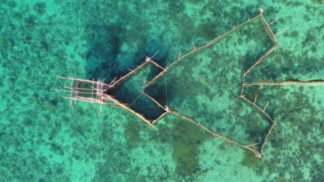 Vista-De-Pájaro-De-La-Jaula-De-Peces-En-Agua-De-Mar-Cristalina