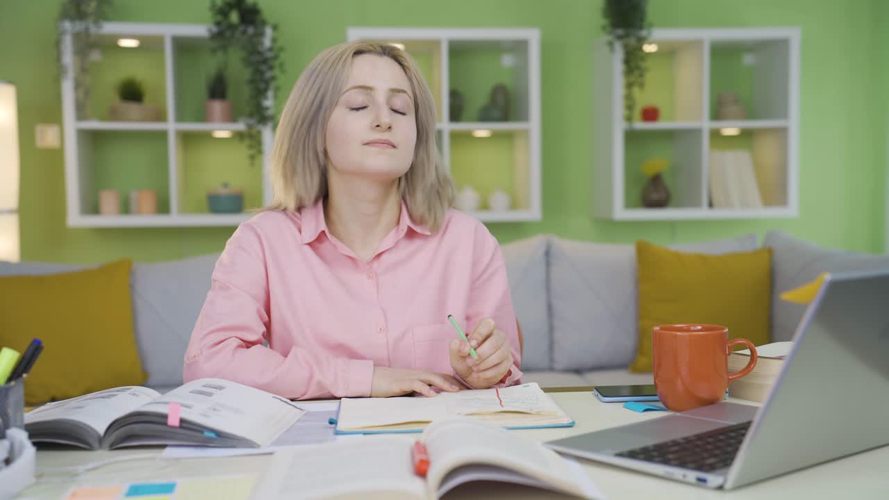 University girl with trouble concentrating.