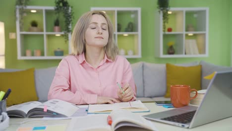 una chica universitaria con problemas para concentrarse.