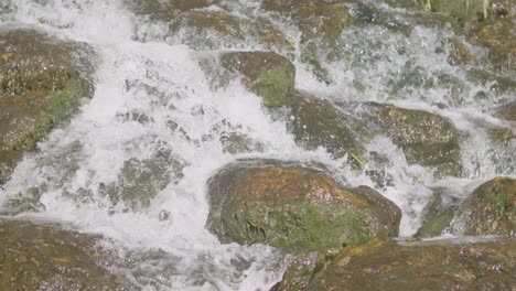 las salpicaduras de agua en cascada del río rocoso