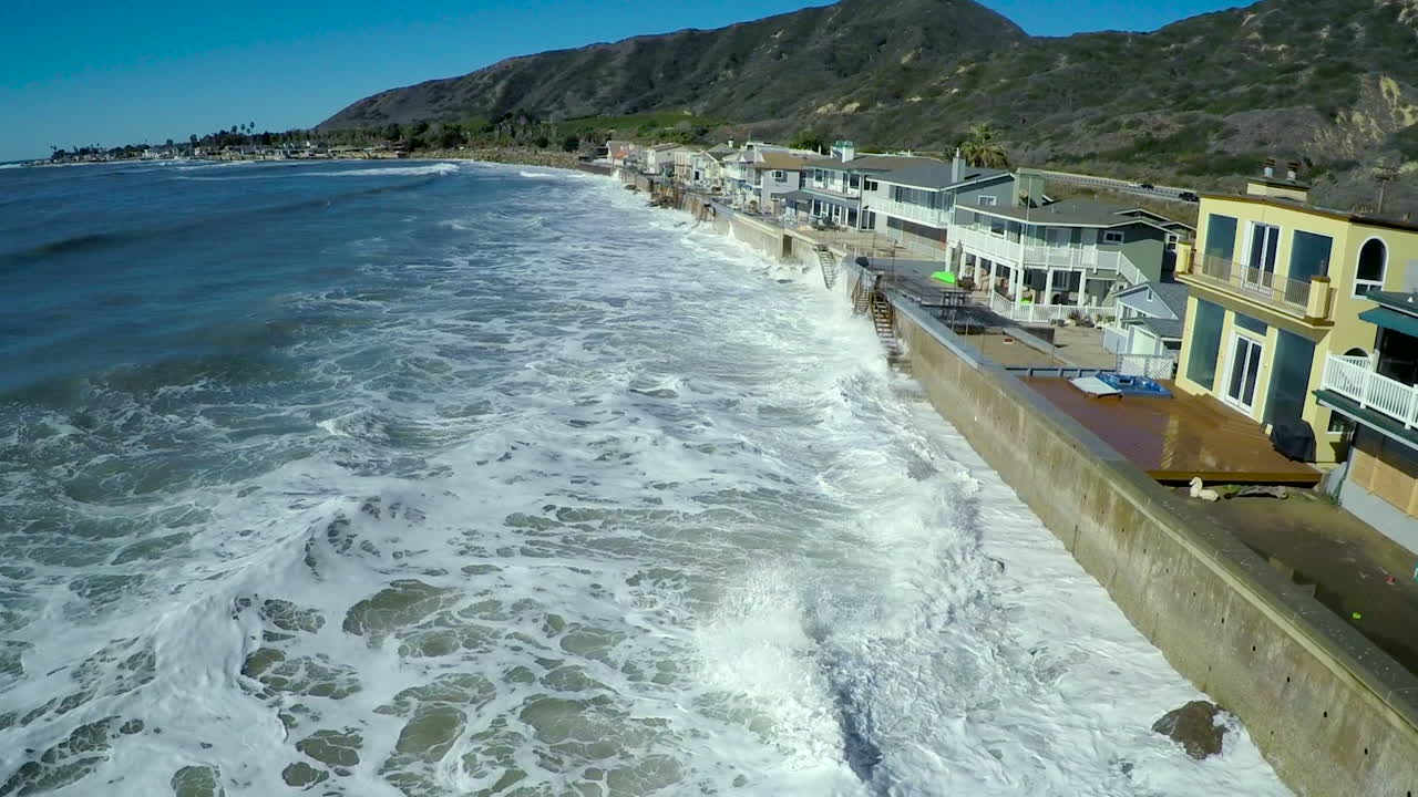 큰 폭풍 2 동안 캘리포니아 해안에 충돌하는 파도 위의 안테나