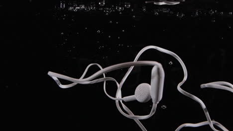 phone headphones sink in water with bubbles waterproof