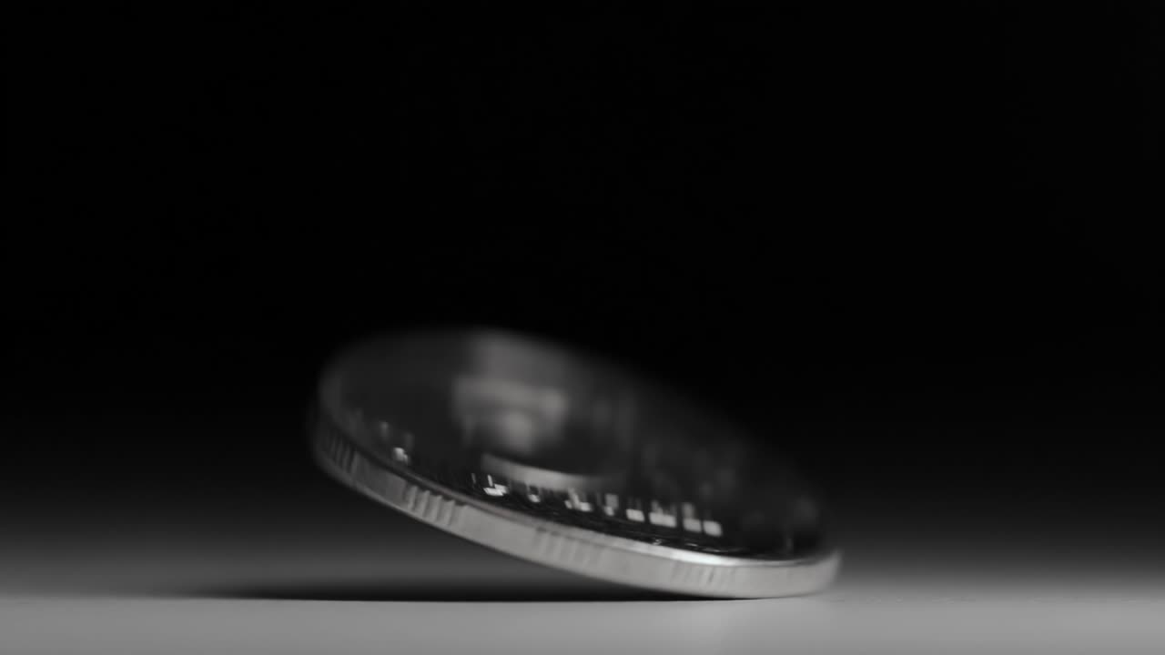 el dedo empuja la moneda, el rublo ruso cae en cámara lenta. concepto de depreciación, incumplimiento financiero o bancarrota. sanciones. cambio de divisas. negocios con dinero. colas macro en fondo oscuro