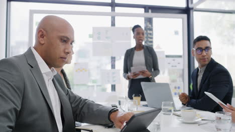 un grupo de empresarios que tienen una reunión