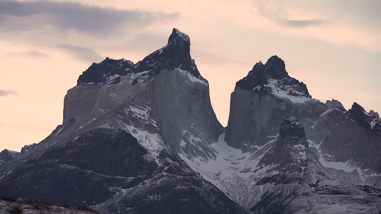 Timelapse di nuvole che si muovono sopra il Corno del Paine nel Parco Nazionale Torres del Paine durante l'ora d'oro
