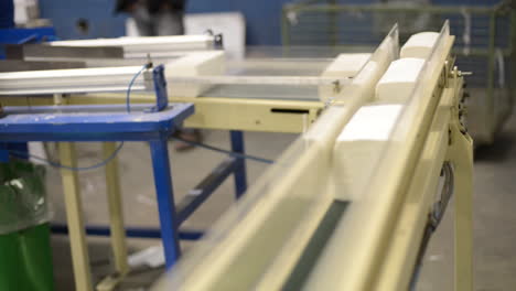 trabajadores de una fábrica en una línea de producción en una fábrica de bolsas de plástico