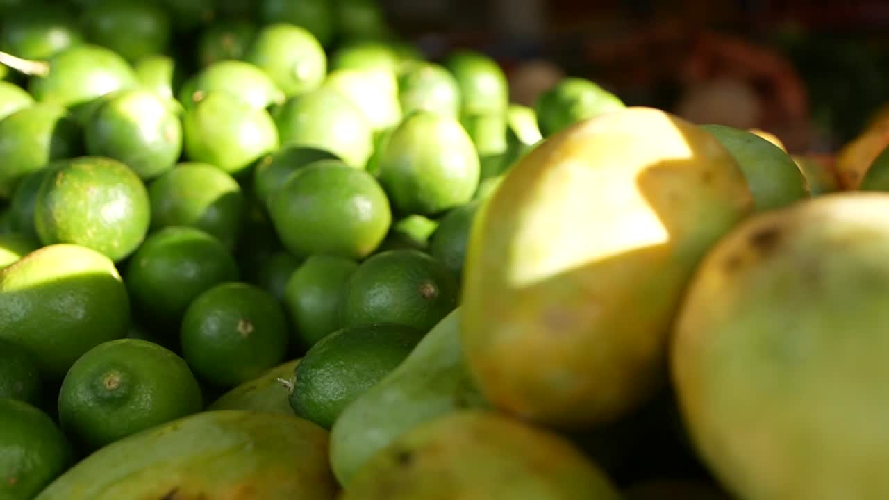 un video de primer plano de limas en un mercado local en el caribe