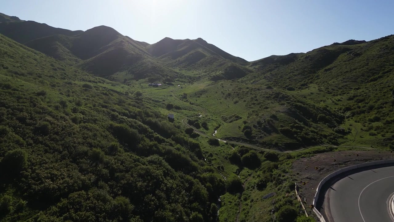 Vista aerea di una strada di montagna nel Parco Nazionale Altyn-Emel, Kazakistan.