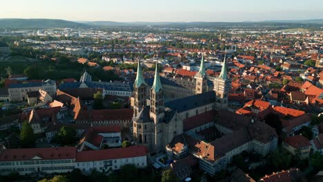 Drohnenvideo-Der-Stadtlandschaft-Von-Bamberg-Mit-Kuppel-An-Einem-Sonnigen-Tag