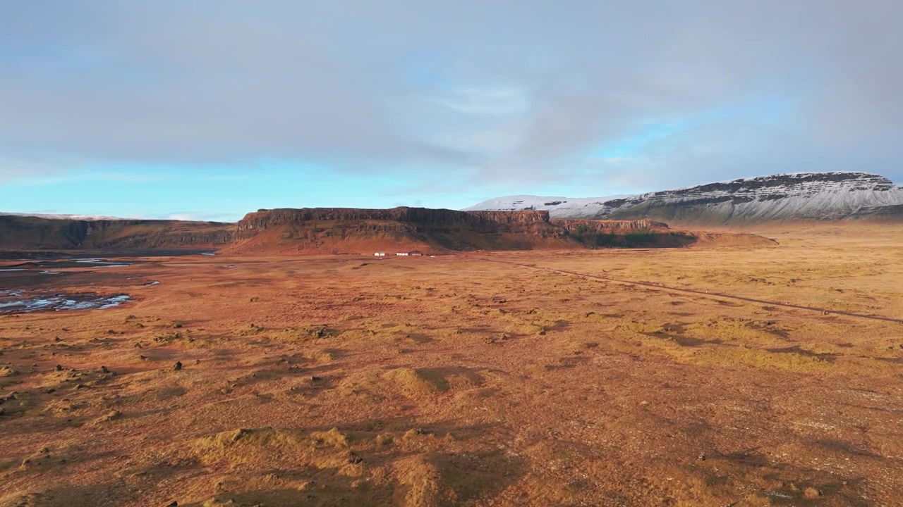 Kinoreifer Panoramablick auf ein goldenes Tundratal in Island