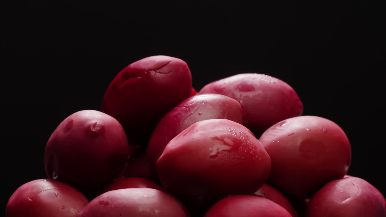 고품질의 4k 영상으로 그리스에서 배경으로 인 둥근 녹색 올리브.