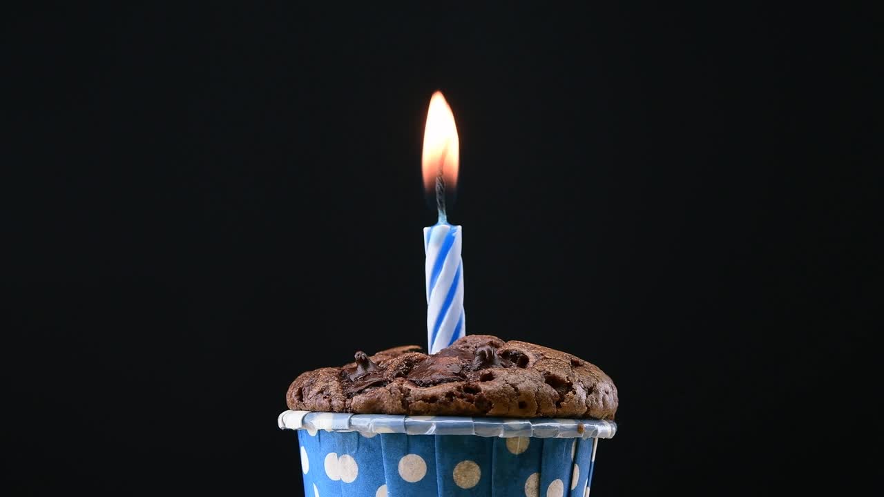 fiesta de pasteles con vela en fondo azul cinemagraph bucle sin costuras.