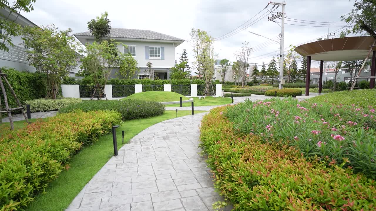 깨끗하고 깔끔한 현대적인 정원과 돌길을 걷는 레인-1