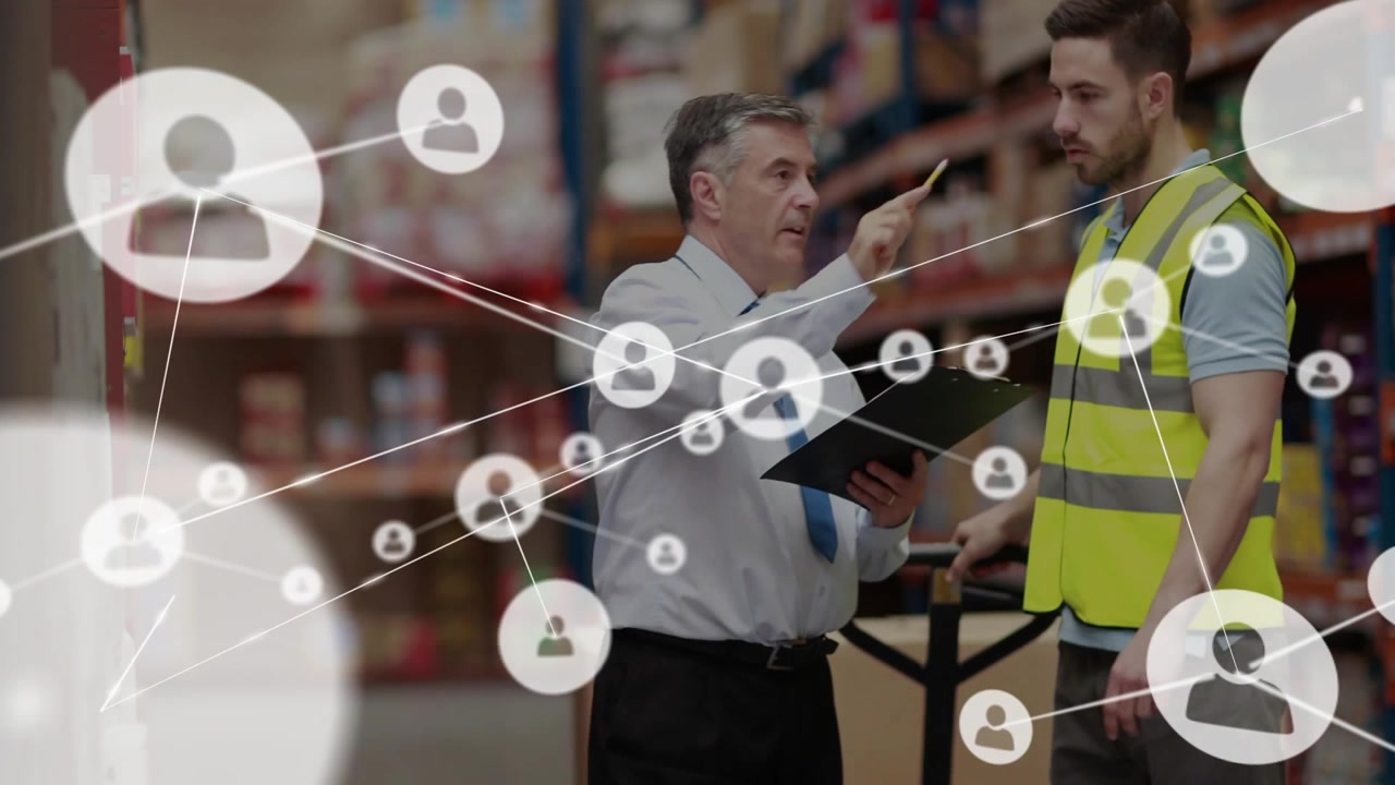 Capo magazziniere che indica uno scaffale mentre un operaio misura una scatola, con icone di rete logistica visualizzate.