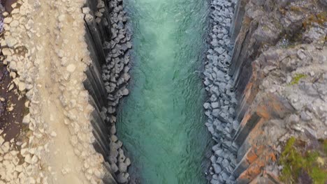 Vista-Aérea-De-La-Formación-De-Roca-Basáltica-Columnar-Con-Las-Cascadas-En-El-Cañón-Studlagil,-Este-De-Islandia