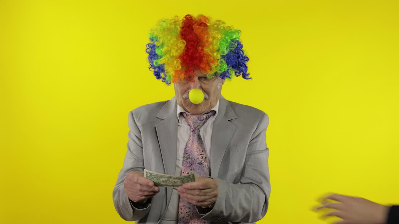Klovneforretningsmand og freelancer i paryk holder en dollar i indkomst og mister den.