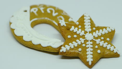 pan de jengibre de confitería ampliado con decoración blanca en la parte superior en forma de campana y pf de herradura sobre un fondo blanco